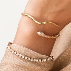 Goldene Armband covered in diamonds